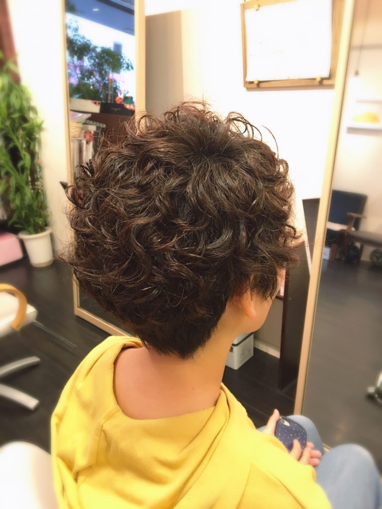 ショートヘアでくるくるパーマ☆ 奈良市の美容室Dernie